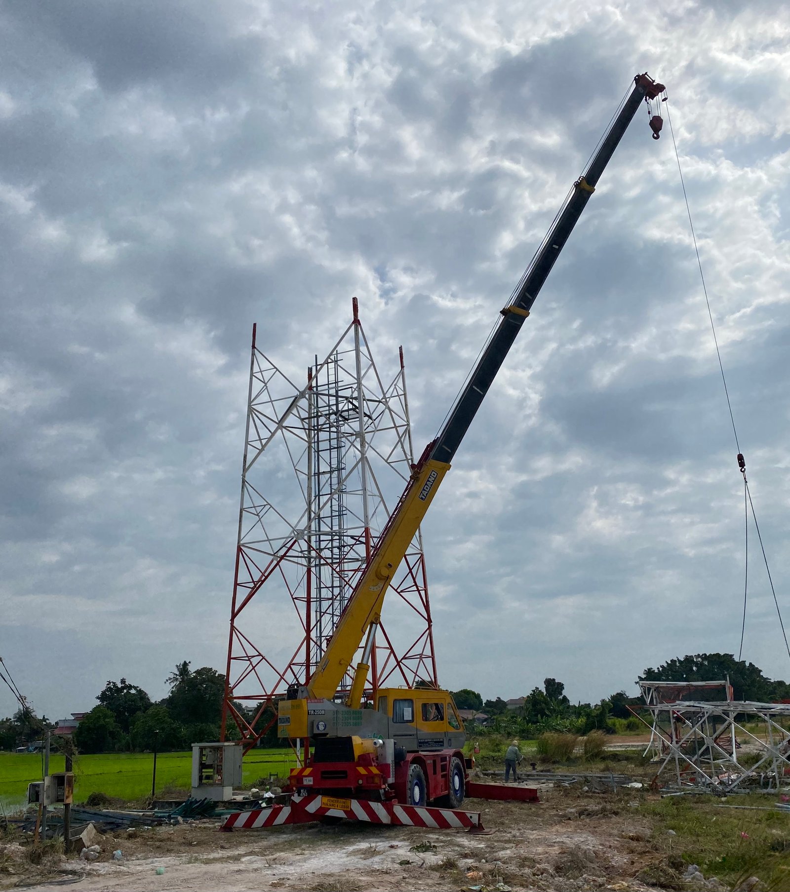Job Supply Crane 80 Ton & 25 Ton with Fly Jib 64.3m Dismatled Tower Communications & Repair Access Road